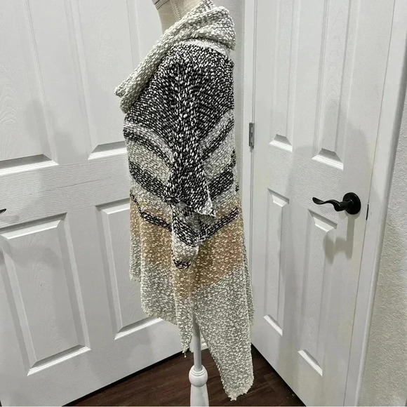 Love on a Hanger cowl neck short sleeve neutral colored high/ low hem sweater - Picture 2 of 8